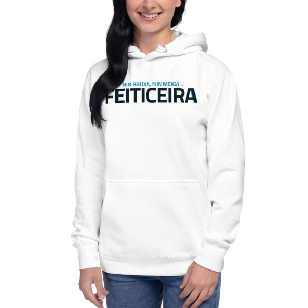 Una mujer sonriente lleva una sudadera blanca con la palabra FEITICEIRA impresa en el frente.