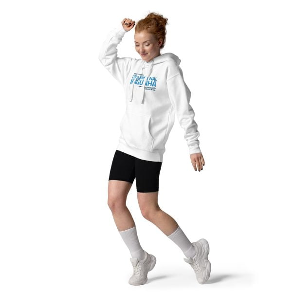 Una mujer con sudadera, shorts y calcetines altos parece feliz mientras baila o camina con un paso de baile.